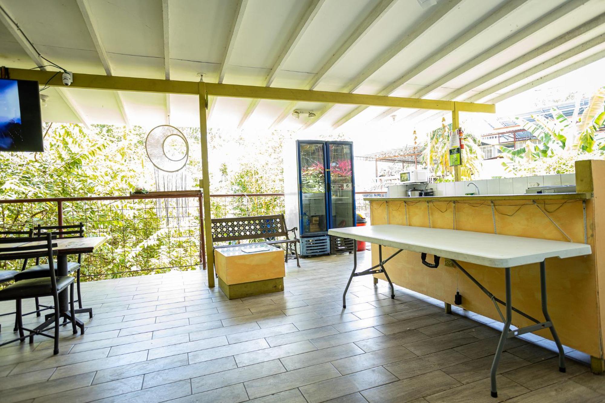 Manuel Antonio Hostel Exterior photo
